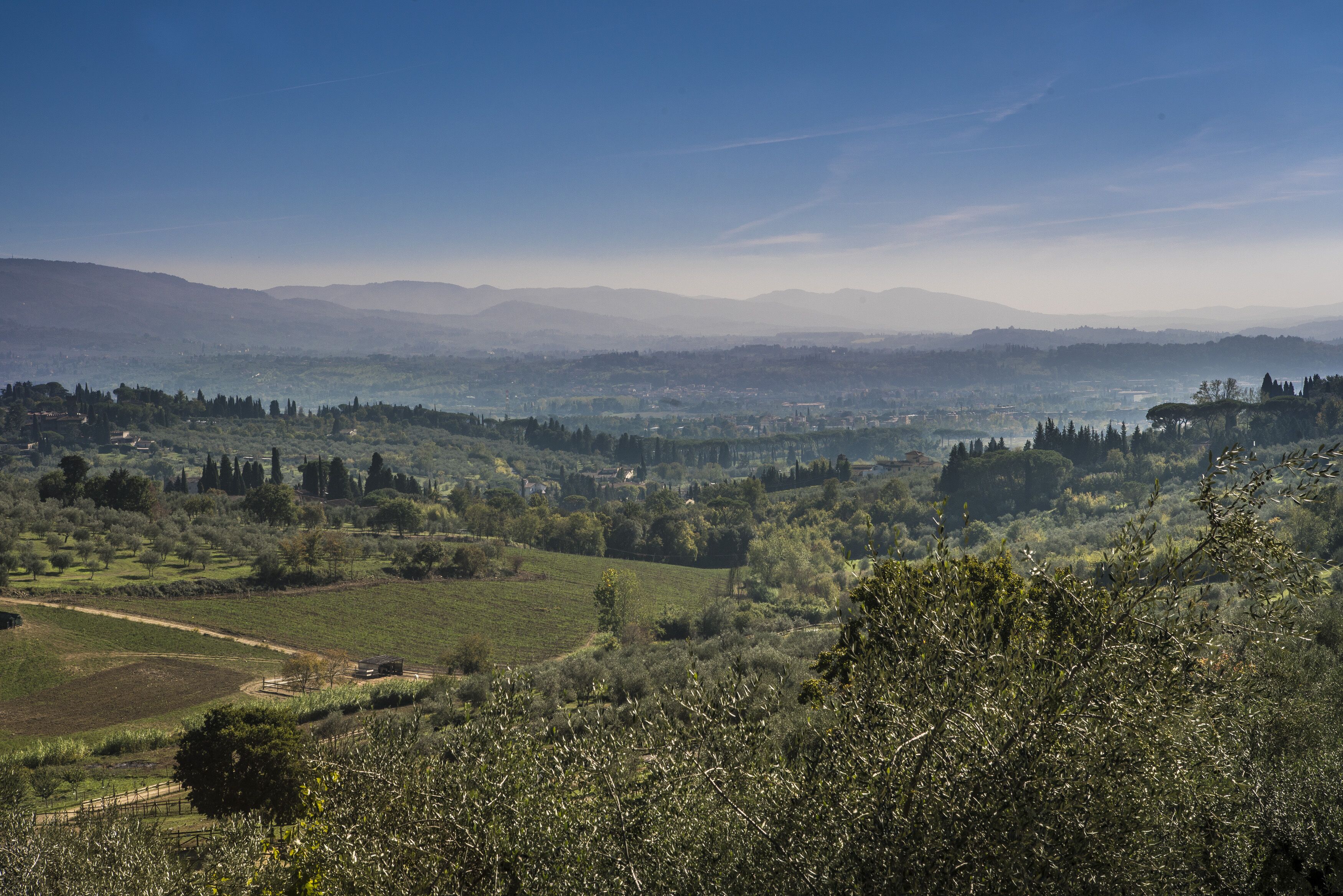 Vista panorámica de un paisaje montañoso bajo un cielo despejado.