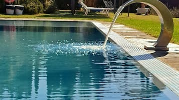 2 piscinas al aire libre (de 09:00 a 20:00), tumbonas