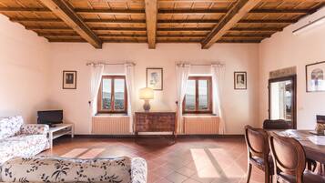 Appartamento panoramico, 3 camere da letto, accesso alla piscina, vista parco (Terrazza) | Area soggiorno | TV a schermo piatto 20 pollici con canali via cavo, TV