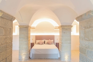 Suite, bañera de hidromasaje (Sauna) | Ropa de cama de alta calidad, minibar, escritorio