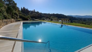 2 piscines extérieures, chaises longues