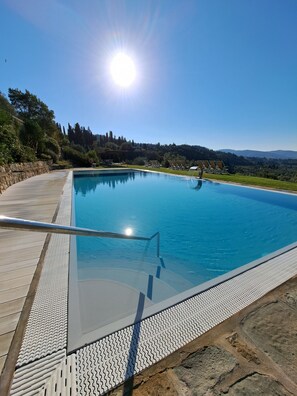 2 piscines extérieures, chaises longues