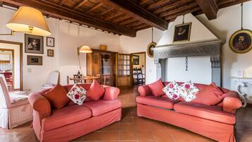 Appartamento familiare, 2 camere da letto, accesso alla piscina, vista collina (Camino) | Soggiorno | TV a schermo piatto 20 pollici con canali via cavo, TV