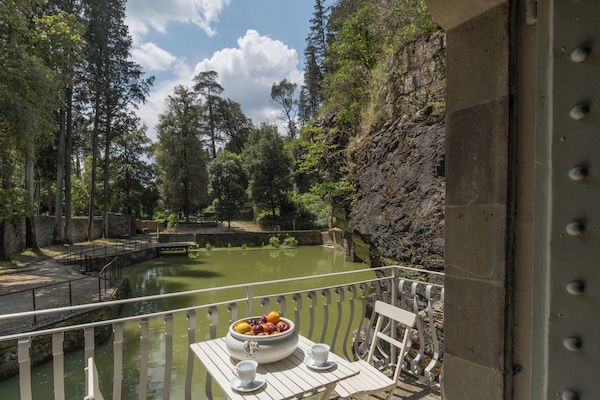 Deluxe Suite, Jetted Tub, Garden View | Private spa tub