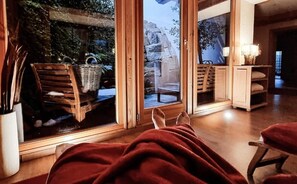 Une pièce dotée d’une grande fenêtre, de meubles en bois et donnant sur un espace extérieur.