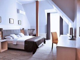 Premium Oda | Kaliteli yatak takımı, odada kasa, masa, ses yalıtımı 