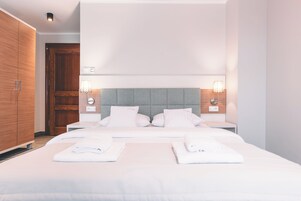 Tek Büyük Yataklı Oda, Teras | Kaliteli yatak takımı, odada kasa, masa, ses yalıtımı 