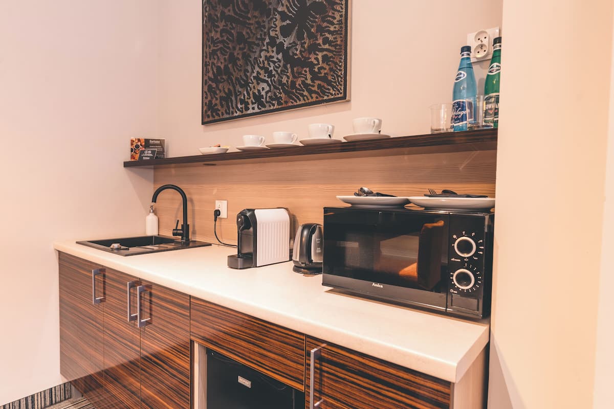 deluxe studio | 1 bedroom, premium bedding, in-room safe, desk