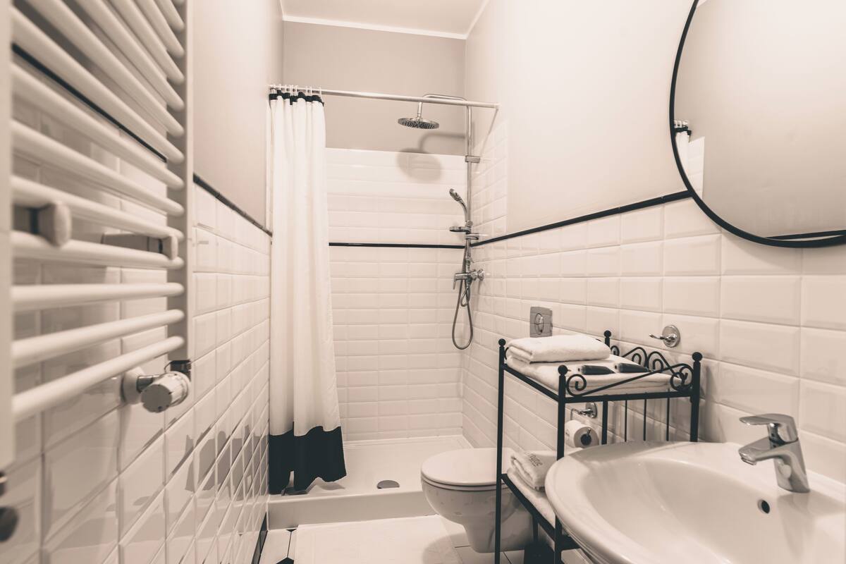 double room | bathroom | shower, free toiletries, hair dryer, towels