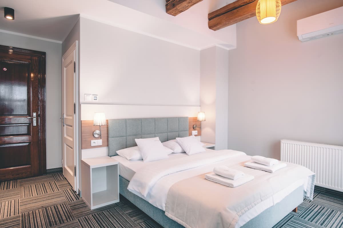 Tweepersoonskamer, terras | Luxe beddengoed, een kluis op de kamer, een bureau, geluiddichte muren