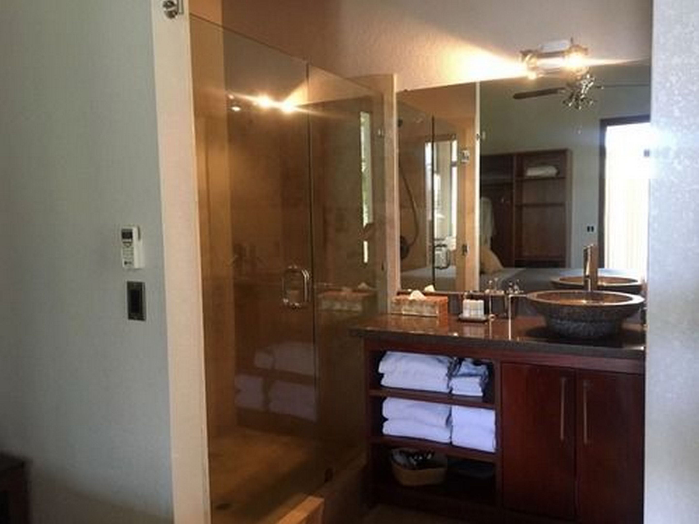 standard suite, balcony, ground floor | bathroom | free toiletries, hair dryer, towels