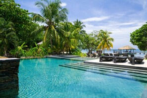 Luksussviitti, 1 makuuhuone, parveke, valtameren rannalla | Uima-allas | Ulkouima-allas