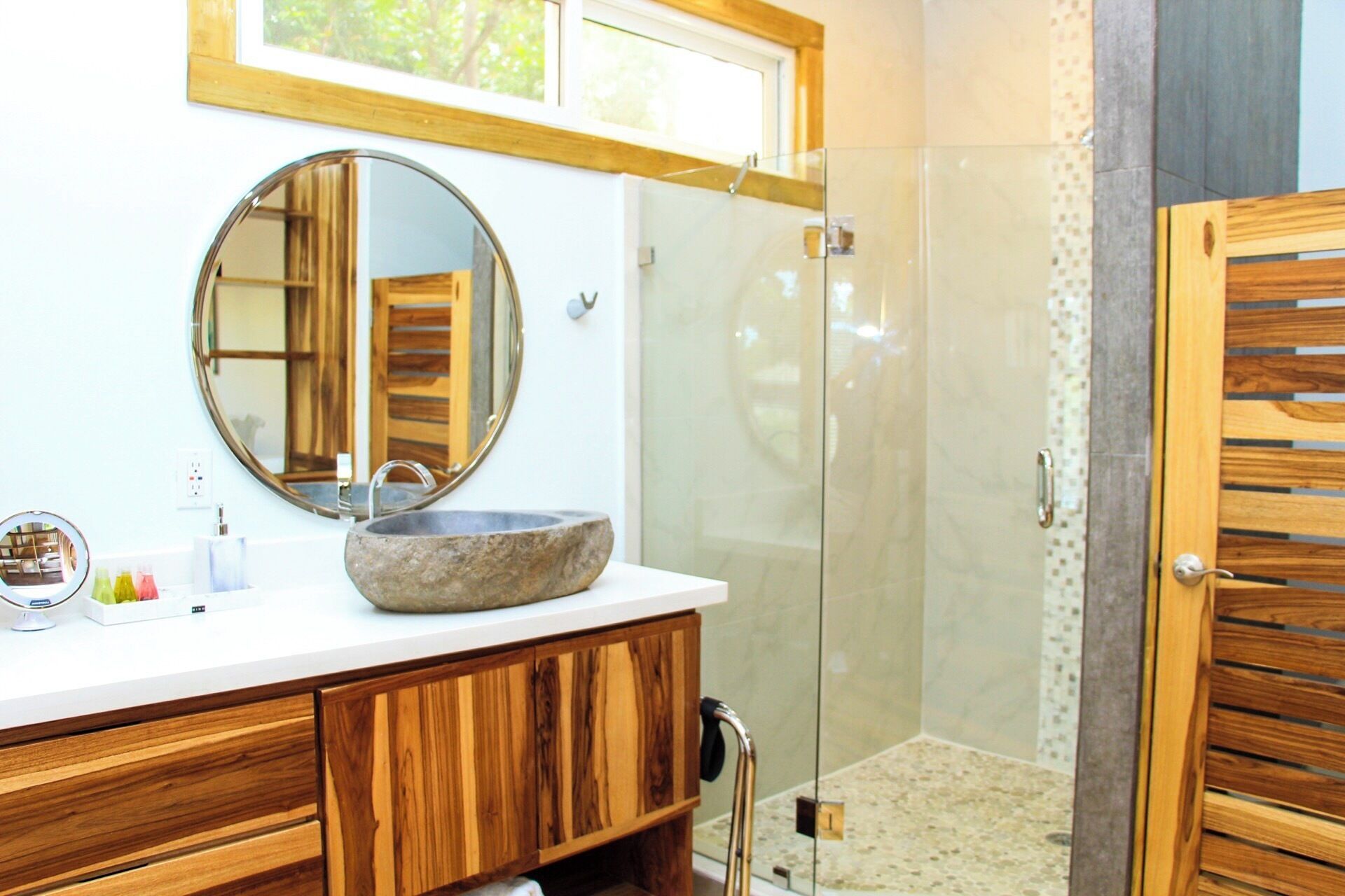 standard studio suite, 1 bedroom - jungle view mountainside | bathroom | free toiletries, hair dryer, towels