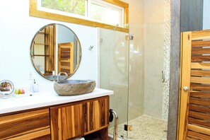 Standard Studio Suite, 1 Bedroom - Jungle View Mountainside | Bathroom - Xbalanque (Roatan)