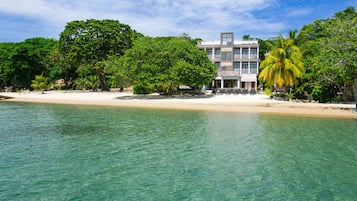 Sur la plage, sable blanc, chaise longue, parasol