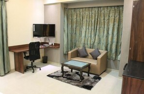 Deluxe Double Room | 1 bedroom, minibar, in-room safe, desk - Magnus Vosiv Suites (Pune)