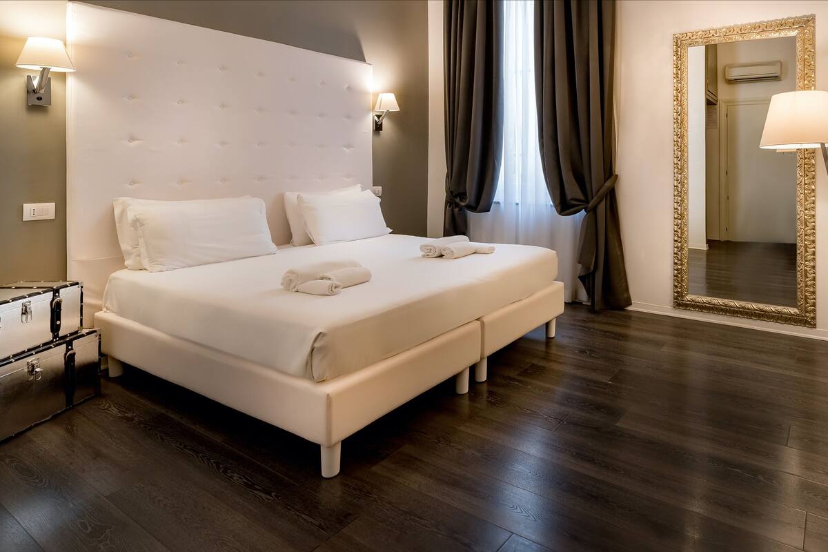 Junior Suite | Premium bedding, in-room safe, desk, blackout curtains
