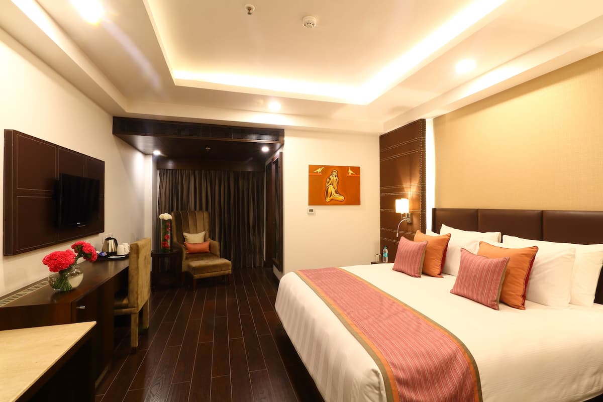 Executive Double or Twin Room | Minibar, in-room safe, desk, blackout drapes