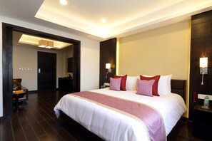 Minibar, in-room safe, desk, blackout drapes - Ameya Suites (New Delhi)