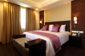 Minibar, in-room safe, desk, blackout curtains - Ameya Suites (New Delhi)