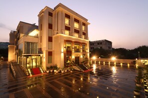Porch - Ameya Suites (New Delhi)