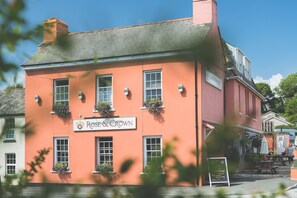 A building with a sign reading "Rose & Crown" and a signboard for "The Inn of Court." - Rose & Crown (Plymouth)