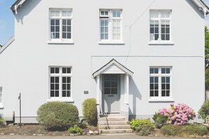 Front of property - Rose & Crown (Plymouth)