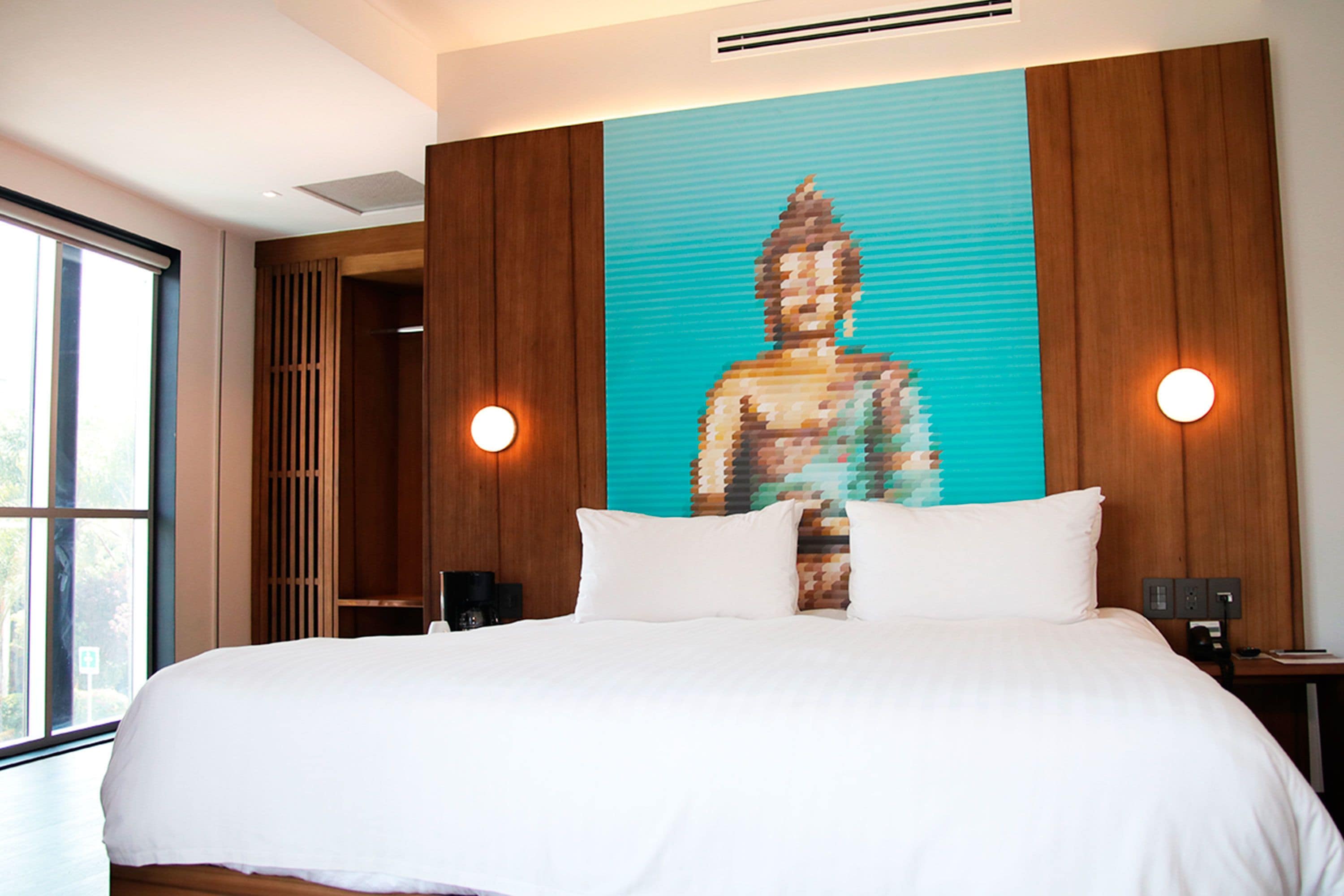 Minibar, escritorio y espacio para trabajar con laptop 