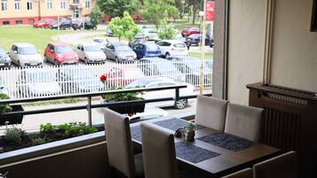 朝食 (ビュッフェ)、毎日提供 (無料)