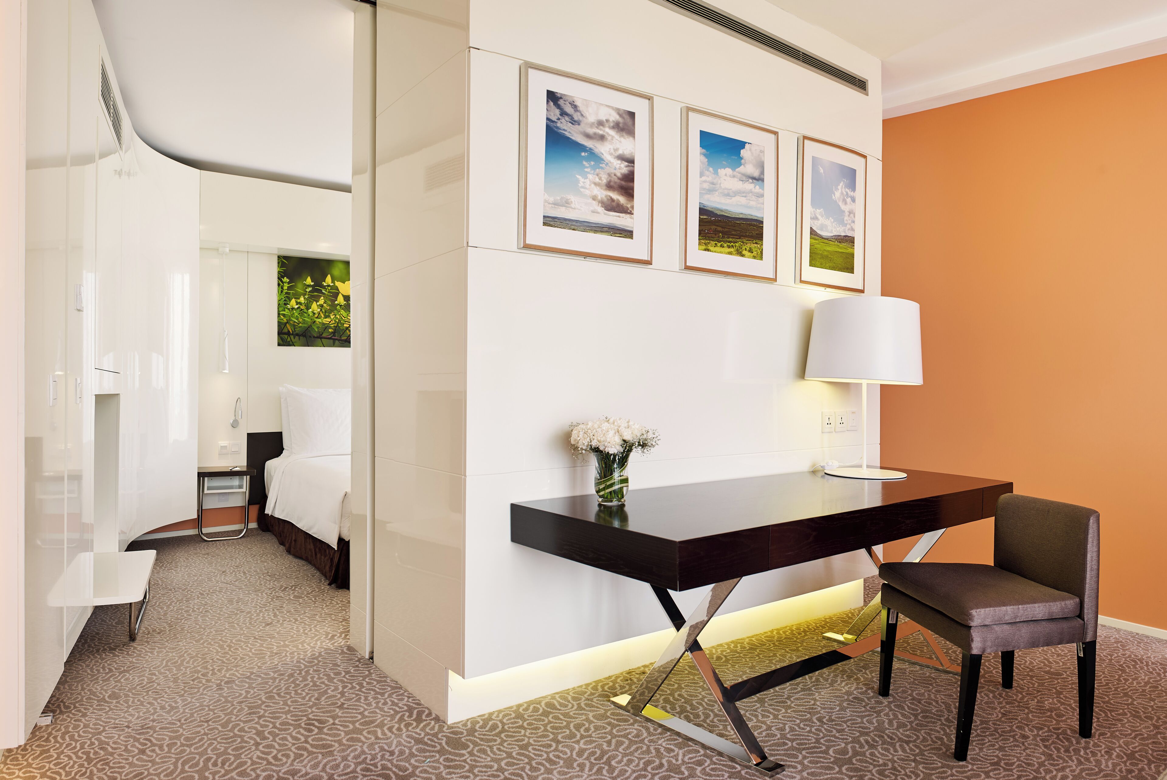 Suite junior, balcón (Lounge Access) | Ropa de cama de alta calidad y minibar 