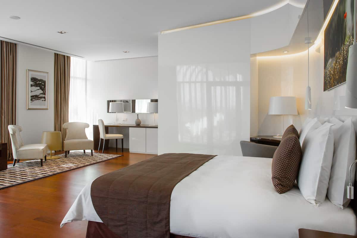 Roupas de cama premium, frigobar, cofres nos quartos, escrivaninha