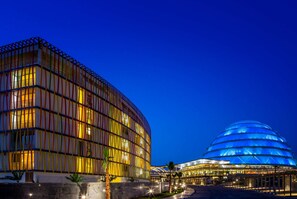 Un hotel moderno con una fachada curva y una estructura en forma de cúpula.