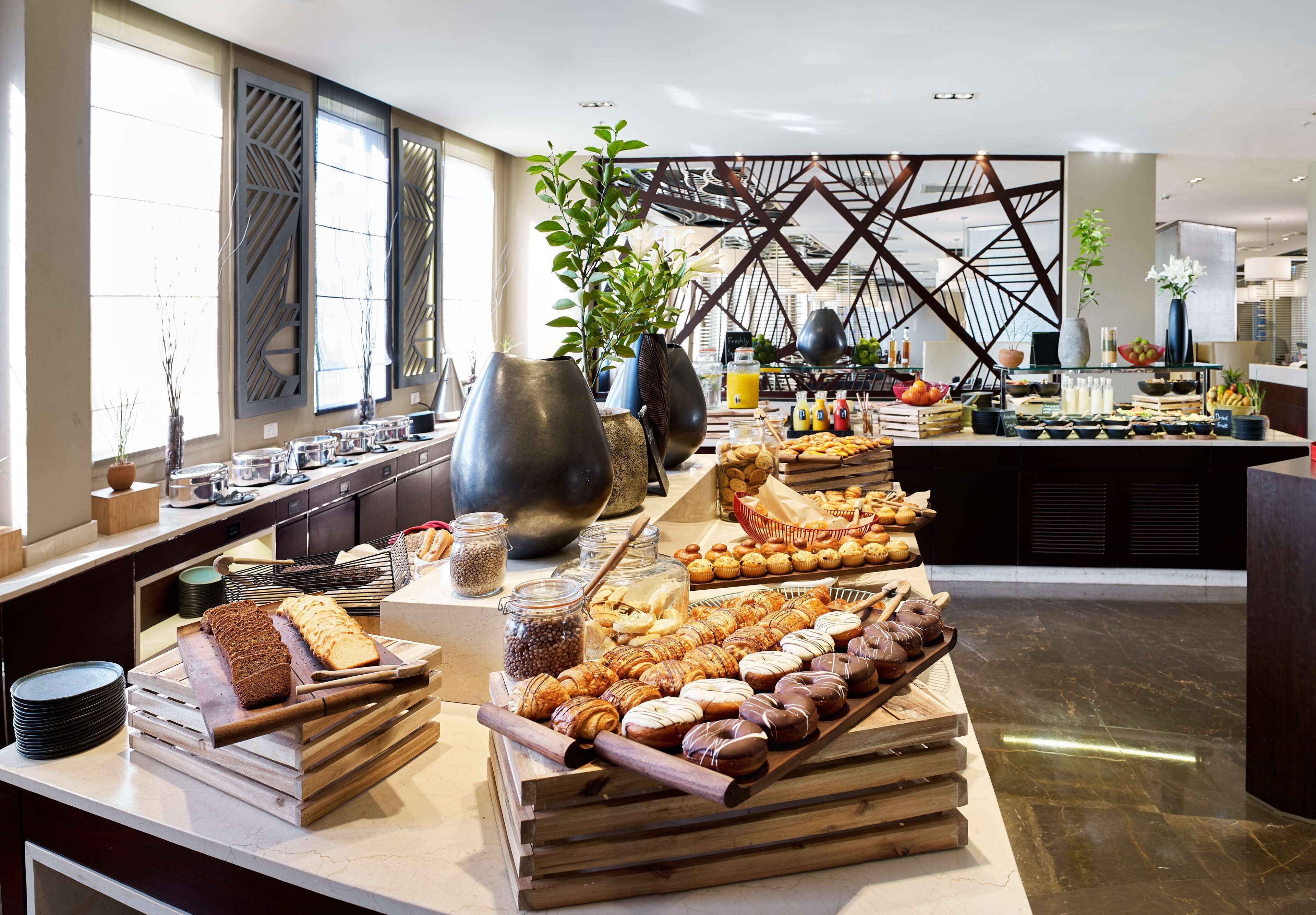 Desayuno buffet diario (USD 30 por persona)