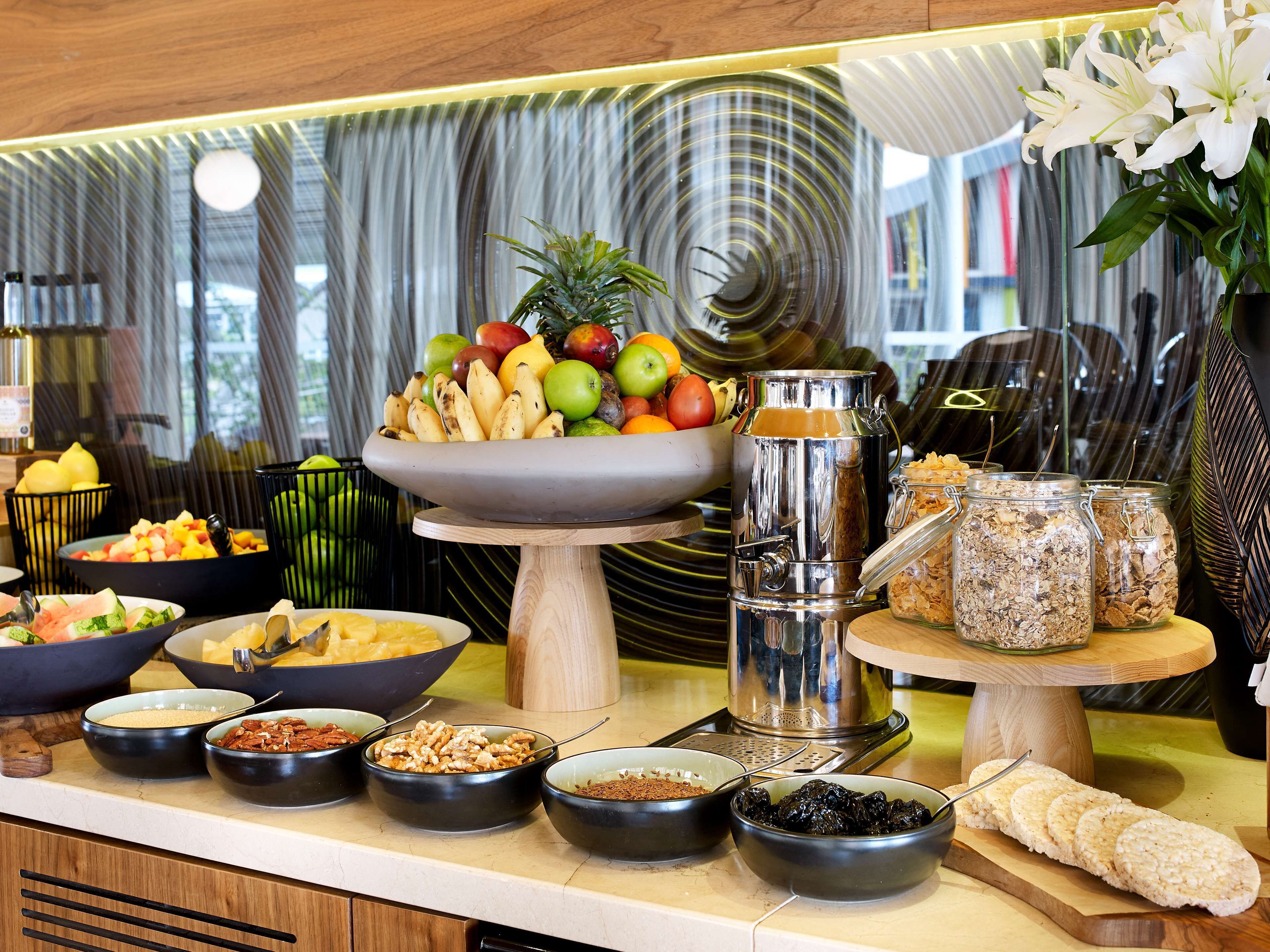 5 restaurants, breakfast, lunch, dinner served; regional cuisine