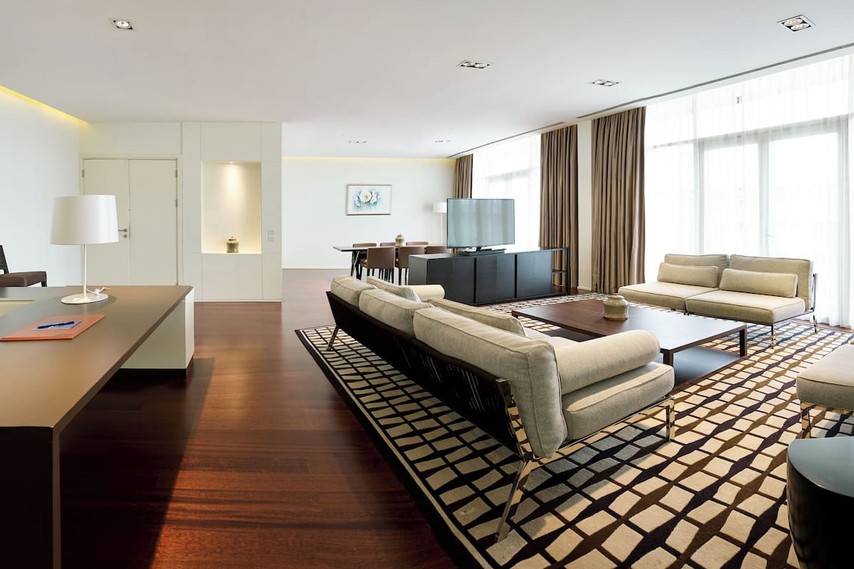 Suite, Terraza (Lounge Access) | Área de sala de estar | Televisión de pantalla plana