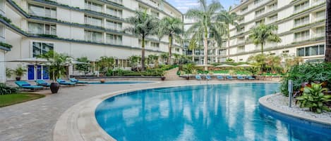 2 piscines extérieures