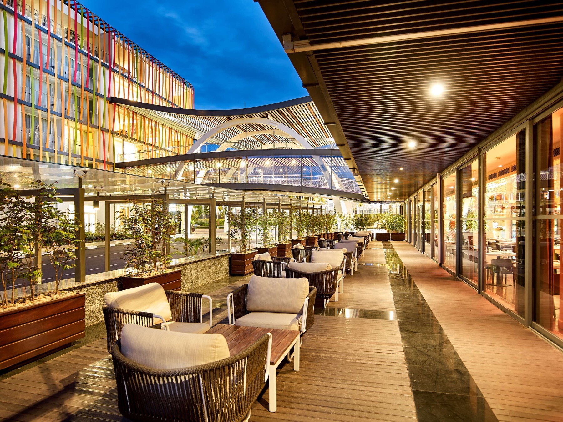 5 restaurants; breakfast, lunch, and dinner served