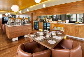 5 restaurants servant le petit déjeuner, le déjeuner et le dîner