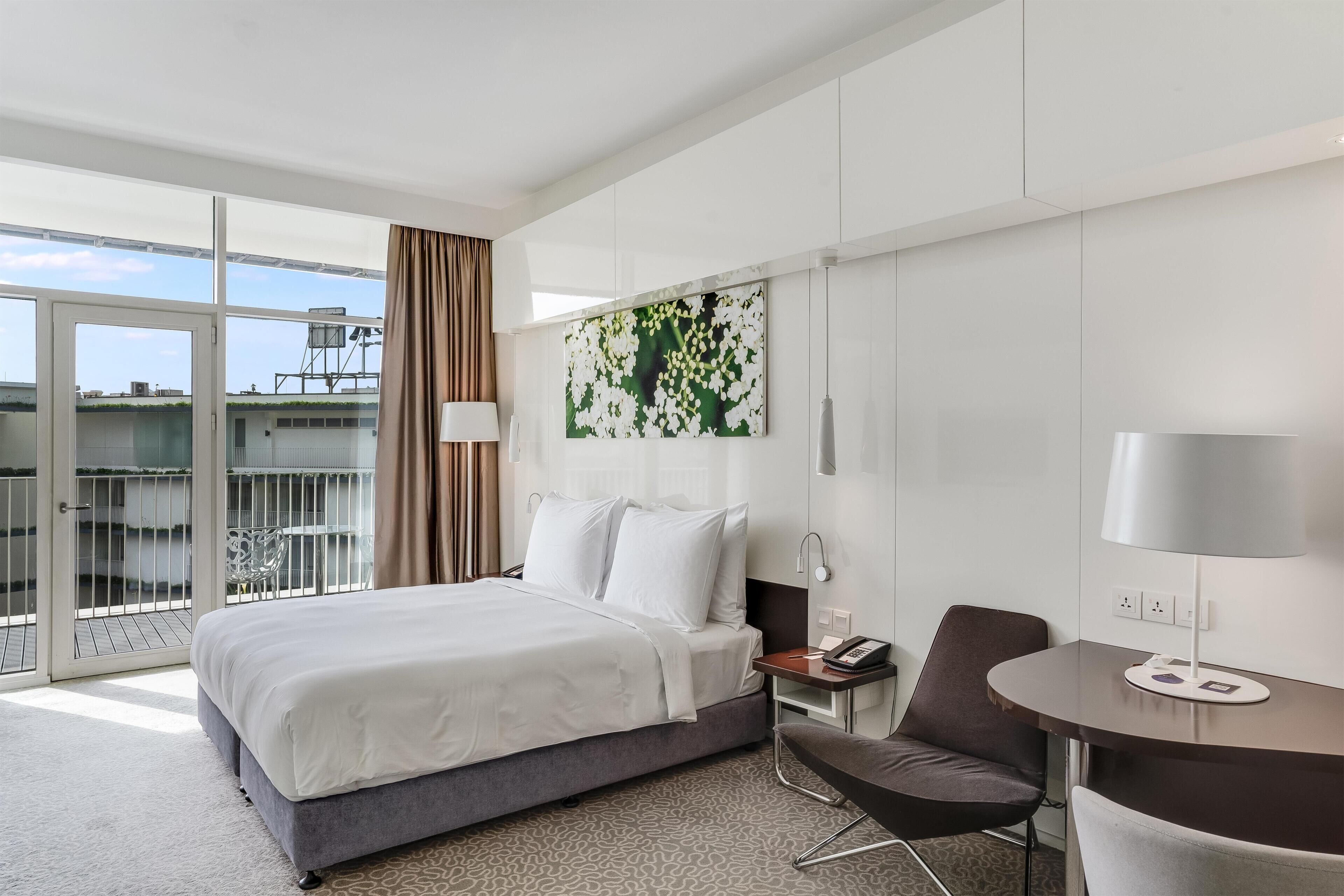 Suite – royal, terrasse (Lounge Access) | Sengetøy av topp kvalitet, minibar, safe på rommet og skrivebord