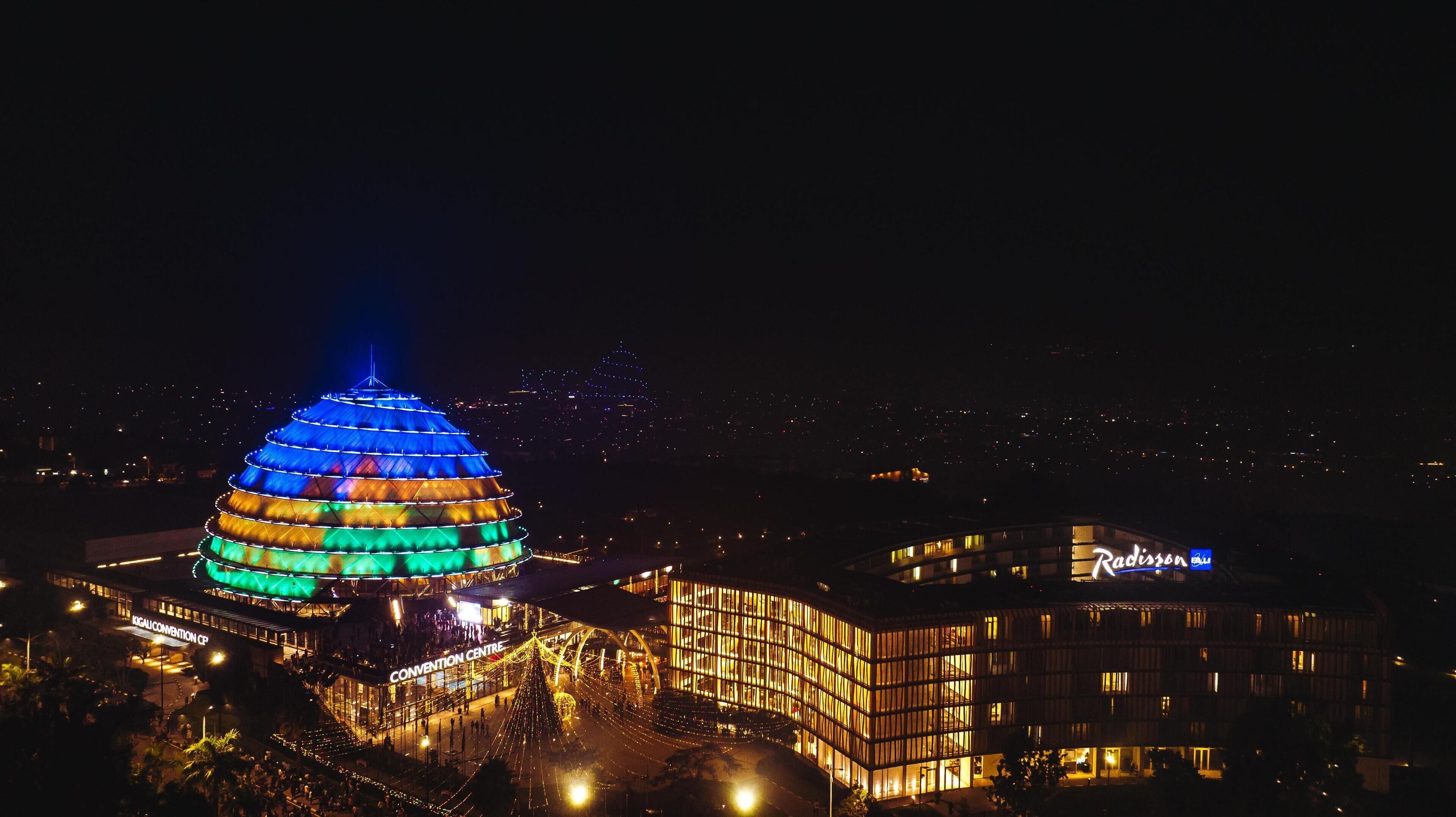 Un centre de congrès doté d’une structure à plusieurs niveaux, illuminée.