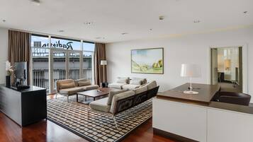 Suite, Terrasse (Lounge Access) | Hochwertige Bettwaren, Minibar, Zimmersafe, Schreibtisch