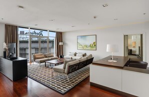 套房, 露台 (Lounge Access) | 高档床上用品、迷你吧、客房内保险箱、办公桌