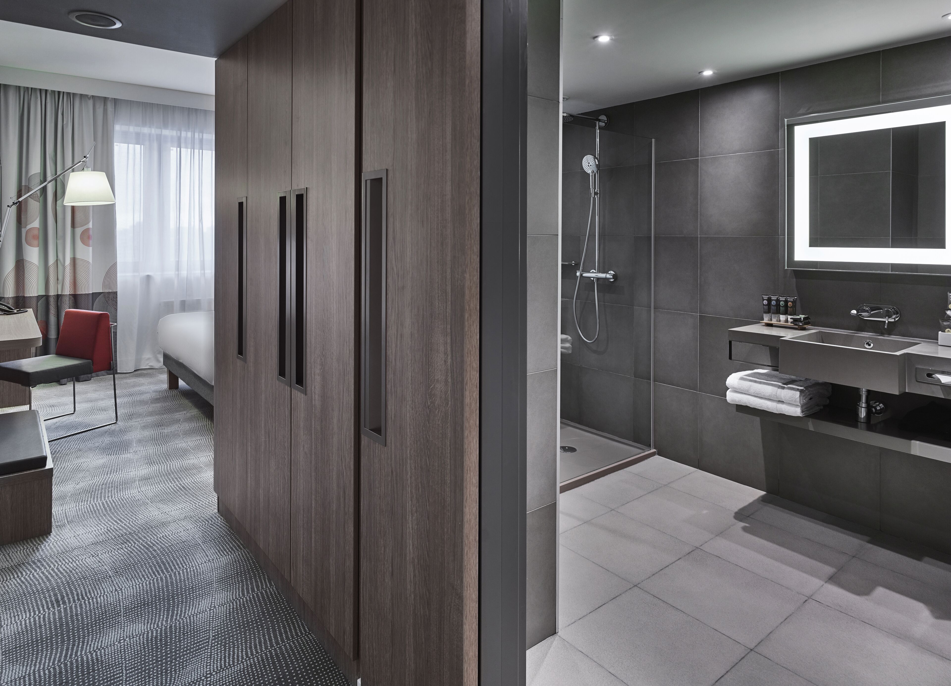 Pancuran mandi, kelengkapan dandanan diri mesra alam, pengering rambut 