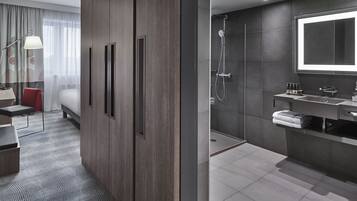 Pancuran mandi, kelengkapan dandanan diri mesra alam, pengering rambut