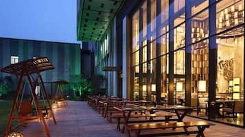 تناول الطعام بالخارج