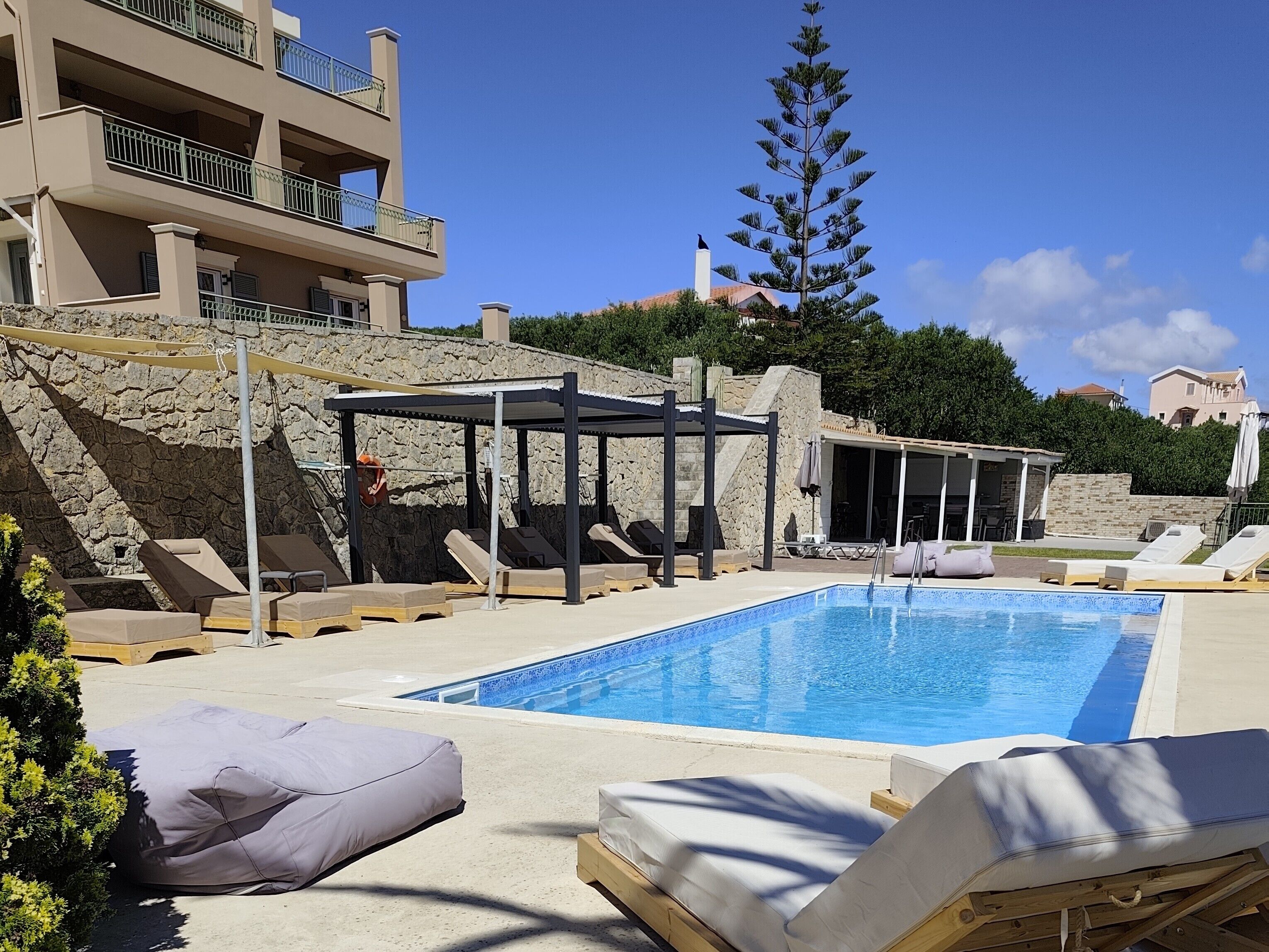 Piscine extérieure, parasols de plage, chaises longues
