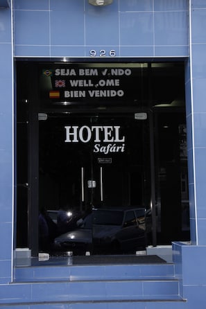 Property entrance - Hotel Safari (Manaus)