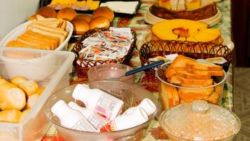 Café da manhã com buffet grátis todos os dias