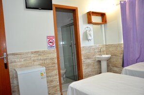 Minibar, desk, blackout curtains, rollaway beds - Hotel Cerrado (Goiania)