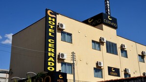 A hotel named 'Hotel Cerrado' with multiple air conditioning units, a clear blue sky, and a simple facade. - Hotel Cerrado (Goiania)